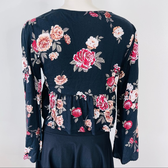 ONE CLOTHING top FLORAL knit CROP BLACK Medium M - Picture 3 of 9